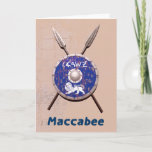 Maccabee Shield and Spears Feestdagen Kaart<br><div class="desc">Een afbeelding van het schild van Maccabee en twee speren aan een muur. De strijd is versleten en roest, maar nog steeds bruikbaar. Het schild is voorzien van een leeuw en een tekst met de tekst "Yisrael" (Israël) in het alfabet Paleo-Hebreeuw. De Engelse tekst, "Maccabee", verschijnt ook. De Maccabees waren...</div>