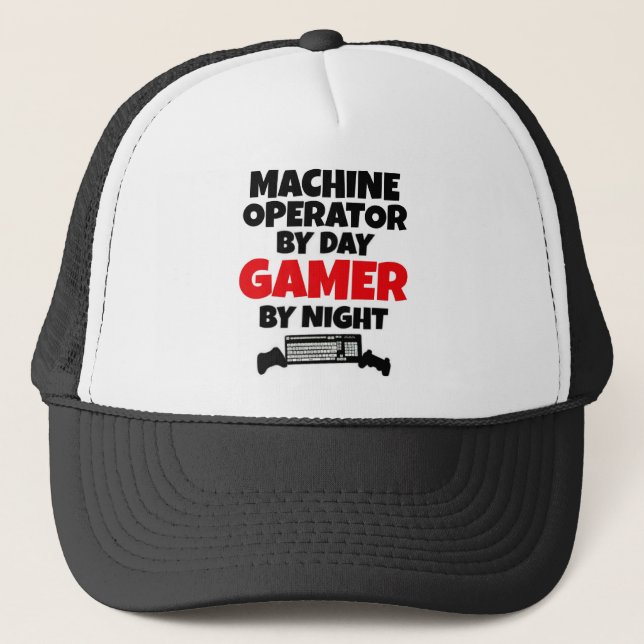 Machine Operator by Day Gamer bij nacht Trucker Pet (Voorkant)