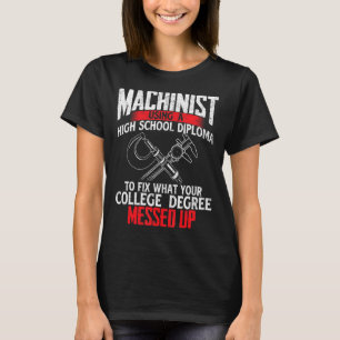 Machinist die een cnc-machine met een hogeschooldi t-shirt