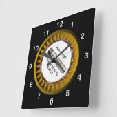 Machinist weet hoe hij tegen de muur kan tikken vierkante klok (Hoek)