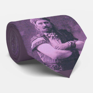 macho man in paarse stropdas