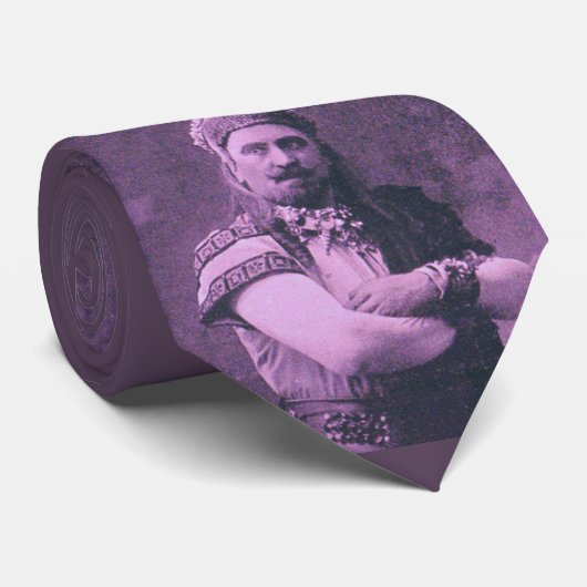 macho man in paarse stropdas (Opgerold)