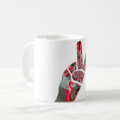 Macht in de palm: de groet met twee vingers koffiemok (Voorkant links)