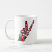 Macht in de palm: de groet met twee vingers koffiemok (Links)