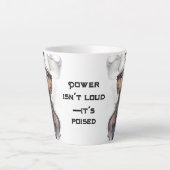 Macht is niet luid - het is klaar latte mok (Voorkant)