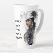 Macht is niet luid - het is klaar latte mok (Rechterhoek)