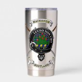 Mackenzie Clan Badge Tartan & Swords Geïsoleerde Drinkbeker (Achterkant)