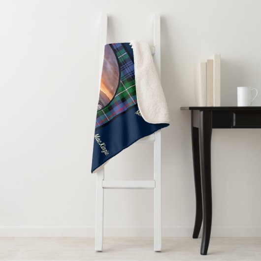 MacKenzie Clan's Eilean Donan Castle Tartan Sherpa Deken (In situ)