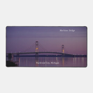 Mackinac Bridge bij schemerbureaumat Bureaumat