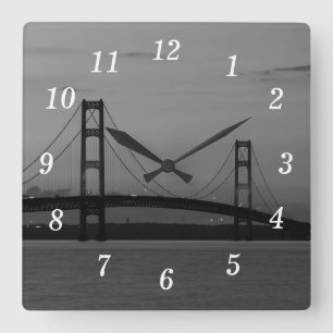 Mackinac Bridge bij schemergrijswaardenwandklok Vierkante Klok