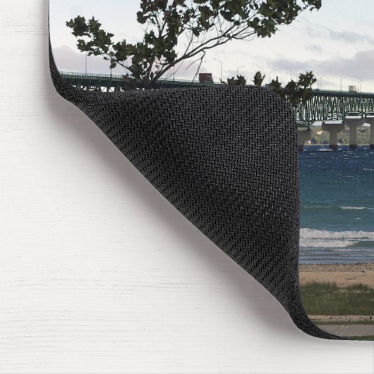 Mackinac Bridge met bomen mousepad Muismat (Hoek)