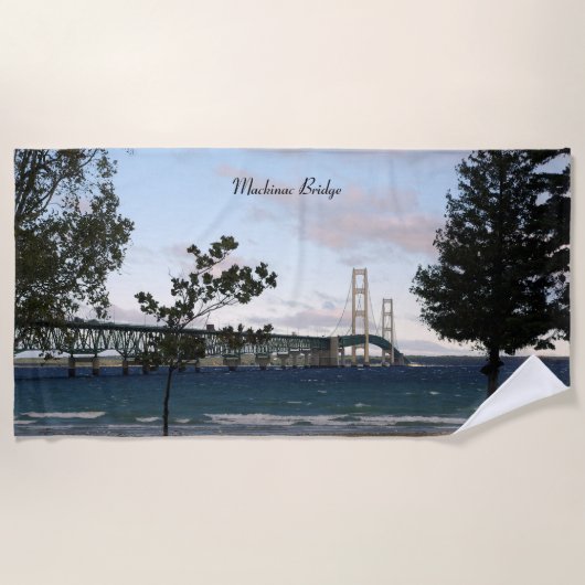 Mackinac Bridge met bomen strandhanddoek Strandlaken (Voorkant)
