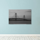 Mackinac Bridge op Dusk Grayscale Canvas Afdruk (Insitu (Houten vloer))