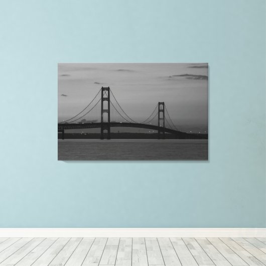 Mackinac Bridge op Dusk Grayscale Canvas Afdruk (Insitu (Houten vloer))