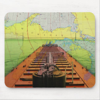 Mackinac Bridge vanaf een schip dat eronder vaart Muismat