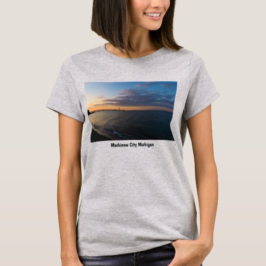 Mackinaw City Schemerende T-Shirt (Voorkant)