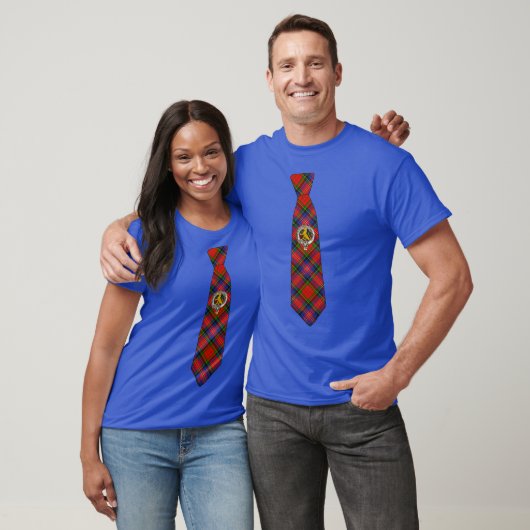 Macpherson Tartan Das T-Shirt met Badge (Unisex)
