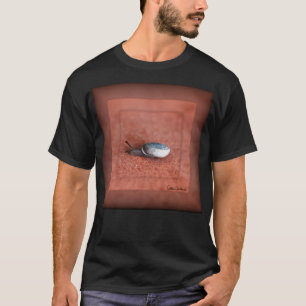 Macro-foto van slak op terracotta t-shirt