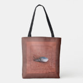 Macro-foto van slak op terracotta tote bag (Achterkant)