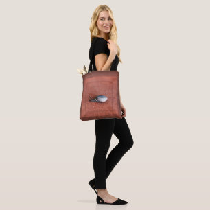 Macro-foto van slak op terracotta tote bag