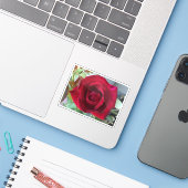 Macro Rode Roos Sticker (Laptop met iPhone)