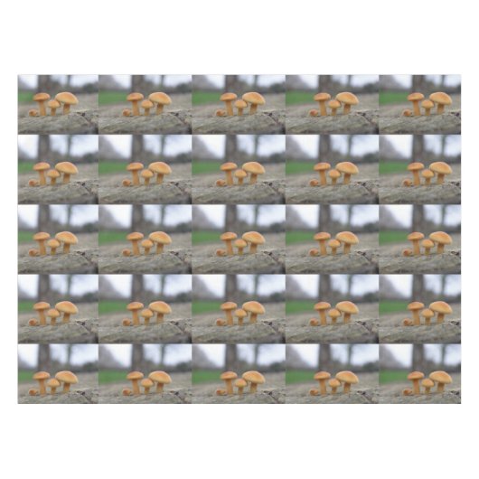 Macro Tablecloth, tiny Toadstools Tafelkleed (Voorkant (Horizontaal))