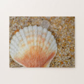 Macro van Scallop Zee Shell in het zand op het str Legpuzzel (Horizontaal)