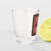 Macrofoto van slak op Terracotta Shot Glas (Links)