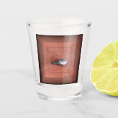 Macrofoto van slak op Terracotta Shot Glas (Voorkant)