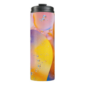 MACROFOTOGRAFIE VAN WATER EN ZONKERE OLIE IN DI THERMOSBEKER