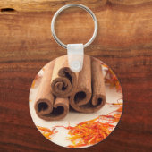 Macrouitzicht van de kaneelstokjes en saffraan sleutelhanger (Voorkant)