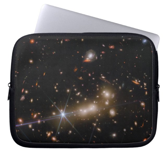MACS0647 | Gravitationaal uitleeneffect | JWST Laptop Sleeve (Voorkant)