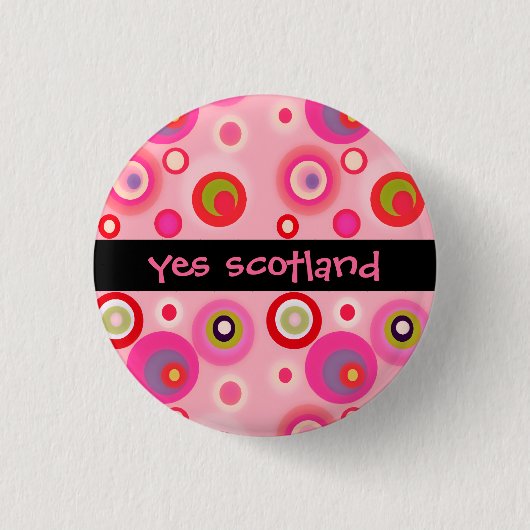 Mad over Pink Yes Scotland Independence Button (Voorkant)