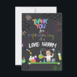 Mad Science Birthday Party bedankt je kaart<br><div class="desc">Verbaasd je gasten met dit kleurrijke feest op het gebied van wetenschappen. Dank je voor je kaart met wetenschappelijke elementen zoals experimentele tools en een wetenschapper die een experiment doet. Voeg gewoon de naam van uw kind toe aan deze gebruiksvriendelijke sjabloon, zodat u het een 1-van-een-soort-dank kunt bieden aan uw...</div>