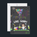 Mad Science Birthday Party bedankt je kaart<br><div class="desc">Verbaasd je gasten met dit kleurrijke feest op het gebied van wetenschappen. Dank je voor je kaart met wetenschappelijke elementen zoals experimentele tools en een wetenschapper die een experiment doet. Voeg gewoon de naam van uw kind toe aan deze gebruiksvriendelijke sjabloon, zodat u het een 1-van-een-soort-dank kunt bieden aan uw...</div>
