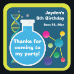 Mad Science Lab Birthday Party Favor Vierkante Sticker<br><div class="desc">Dit zijn leuke stickers die gebruikt kunnen worden voor een gekke science of wetenschapper verjaardagsfeestje. Het ontwerp is voorzien van een rondbekerglas met blauwe vloeistoffen, DNA-helix en atom-moleculen. De achtergrond is een donkergrijs met een kalkgroene grens. Geef deze favoriete stickers een persoonlijk tintje met een naam, datum en kort bericht....</div>