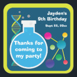 Mad Science Lab Birthday Party Favor Vierkante Sticker<br><div class="desc">Dit zijn leuke stickers die gebruikt kunnen worden voor een gekke science of wetenschapper verjaardagsfeestje. Het ontwerp is voorzien van een rondbekerglas met blauwe vloeistoffen, DNA-helix en atom-moleculen. De achtergrond is een donkergrijs met een kalkgroene grens. Geef deze favoriete stickers een persoonlijk tintje met een naam, datum en kort bericht....</div>