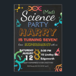Mad Science Lab schoolbordfeest Verjaardag Custom Kaart<br><div class="desc">Schattigee uitnodiging op maat "Mad Science Lab Chalkboard Party Birthday",  het is perfect te gebruiken voor verjaardagsfeestjes voor jongens en meisjes. Eenvoudig aan te passen voor uw informatie door te klikken op de knop "Gepersonaliseerd".</div>