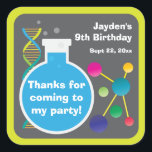 Mad Science Lab verjaardagsfeestje Vierkante Sticker<br><div class="desc">Dit zijn leuke stickers om te gebruiken voor een waanzinnig wetenschaps- of wetenschapsverjaardagsfeestje. Het ontwerp is voorzien van een ronde beker met blauwe vloeistof,  DNA helix en atoom moleculen. De achtergrond is donkergrijs met een limoengroene rand. Personaliseer deze favoriete stickers met een naam,  datum en kort bericht.</div>