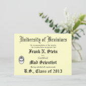 Mad Scientist Diploma Joke-uitnodiging Kaart (Staand voorkant)