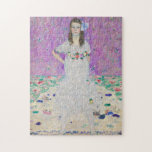 Mada Primavesi van Gustav Klimt Legpuzzel<br><div class="desc">Het beroemde Mada Primavesi-portret van Gustav Klimt. Dit schilderij bevat een meisje in een witte jurk met bloemen voor een paarse achtergrond. Geweldige kleuren op deze illustratie.</div>