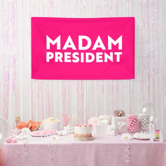Madam President moderne typografie wit heet roze Spandoek (Feest)