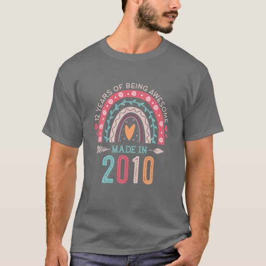 Made in 2010 12 jaar oude regenboog 12e verjaardag t-shirt (Voorkant)