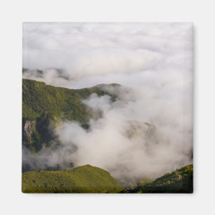 Madeira bergen in nevelige wolken, sombere natuur magneet