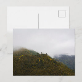 Madeira heuvels in nevelige wolken, sombere natuur briefkaart