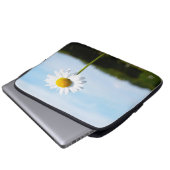 Madelief rechtop geisoleerd in de natuur. laptop sleeve (Voorkant onderkant)