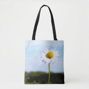 Madelief rechtop geisoleerd in de natuur. tote bag