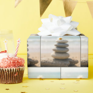 Madeliefje op een strandsteenmannetje met drijfhou cadeaupapier