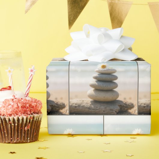 Madeliefje op een strandsteenmannetje met drijfhou cadeaupapier (Verjaardagsfeest)