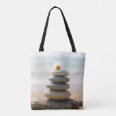 Madeliefje op een strandstenen cairn met drijfhout tote bag (Achterkant)